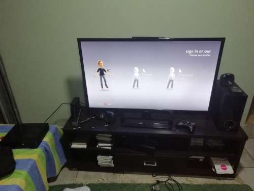 Xbox 360 console + games + kinect + 2 remotes